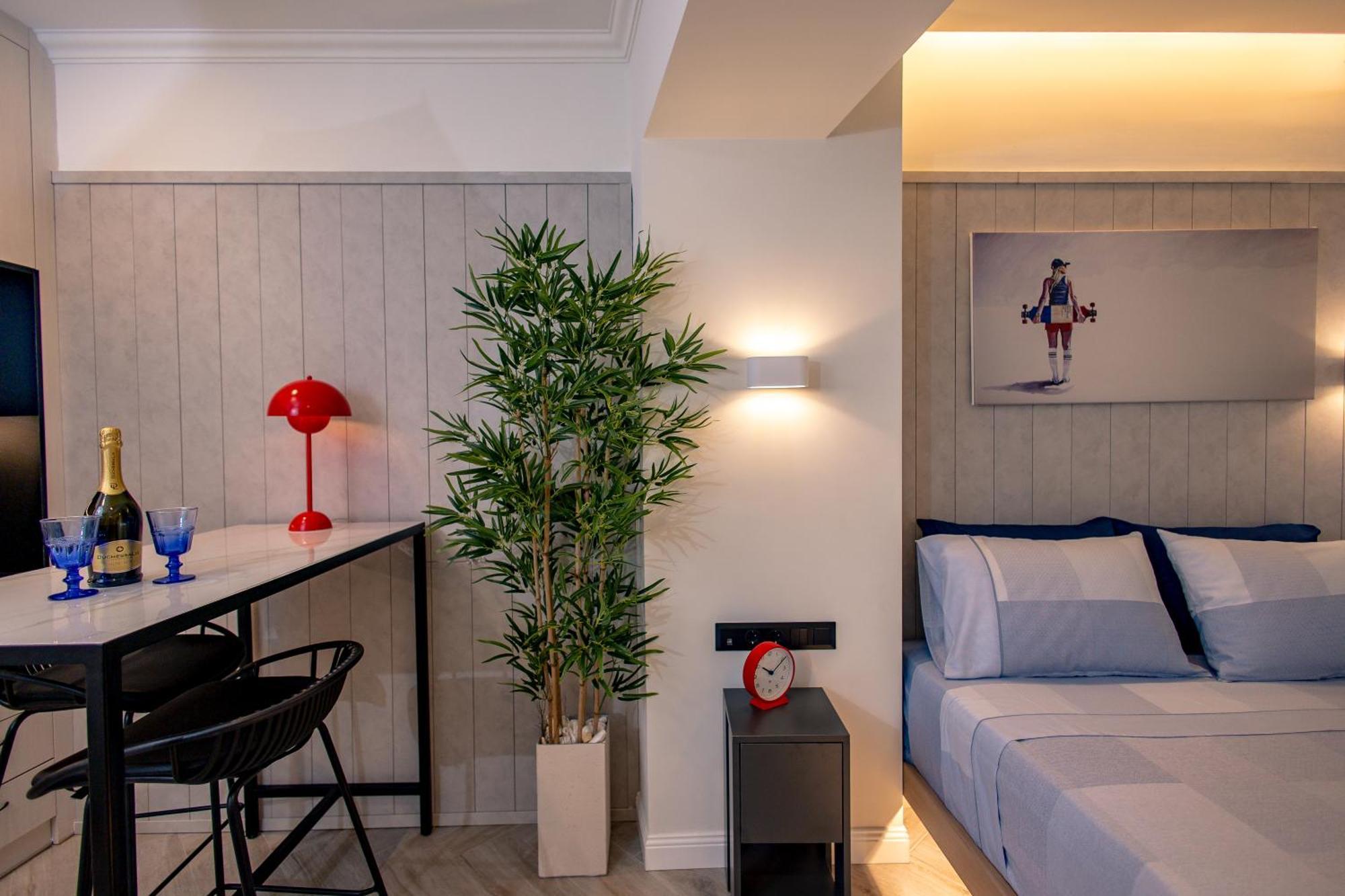 Triple A @ Trendy Psiri - Art & Nightlife Aparthotel เอเธนส์ ภายนอก รูปภาพ